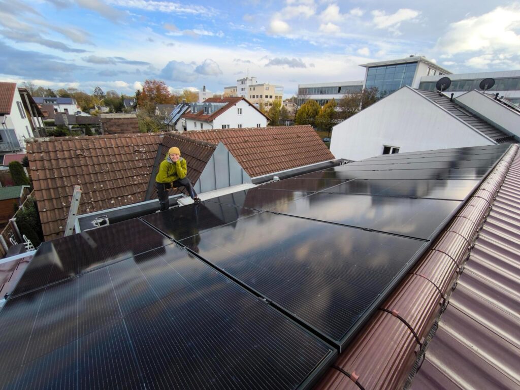 PV-Anlage mit schwarzen Modulen auf Ziegeldach bei München