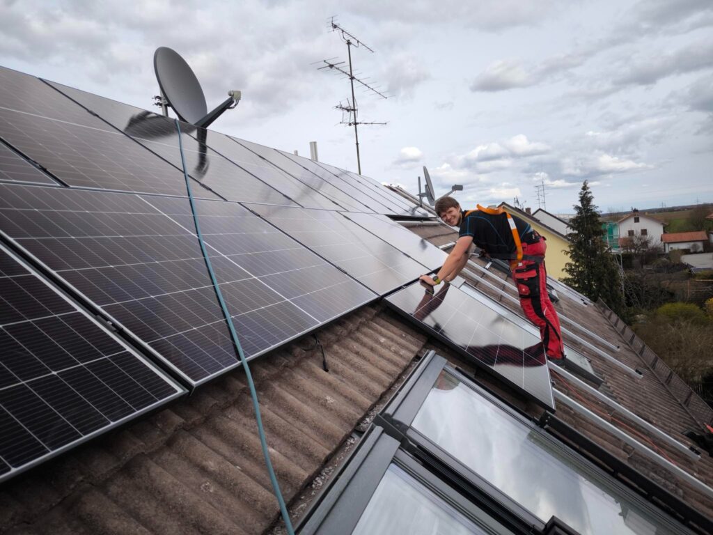 Monteur bei der Installation von Solarmodulen