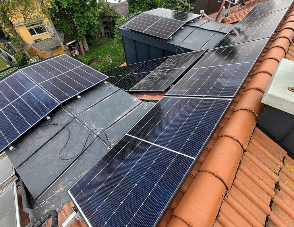 Solarmodule auf orangefarbenem Ziegeldach