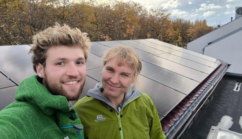 Michael du Bellier und Ana vor einer fertigen PV-Anlage