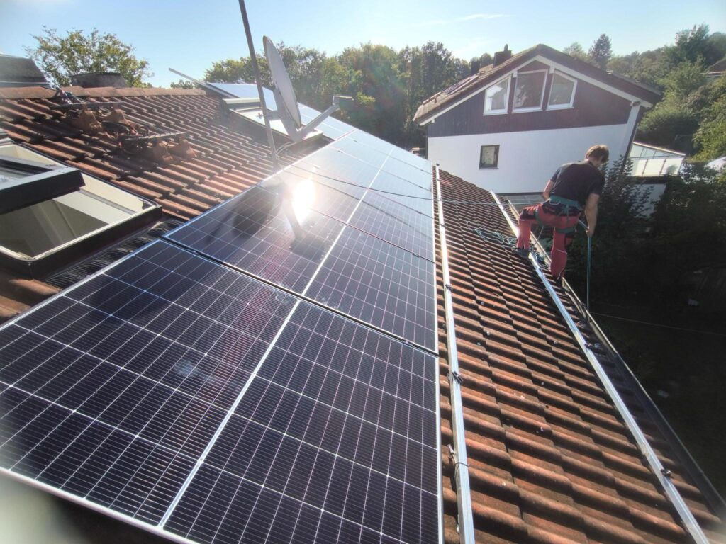 Fertige PV-Anlage auf Flachdach mit Pool