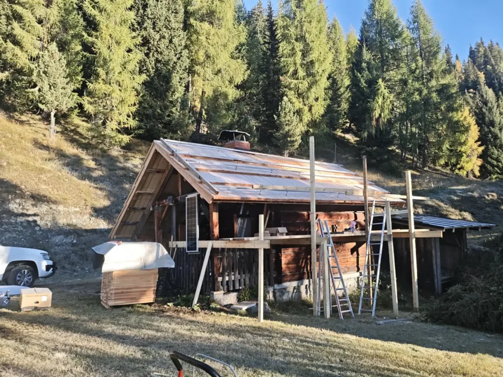 Berghütte in Österreich vor der Installation der Insel-PV-Anlage