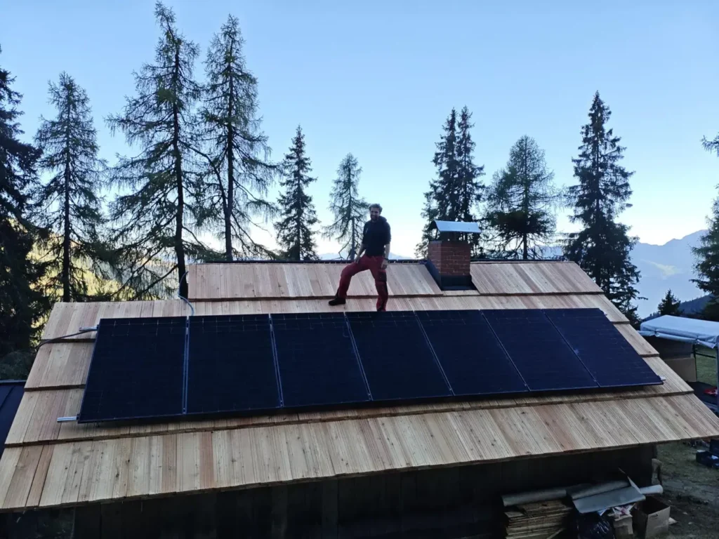 Michi auf dem neuen Holzschindeldach mit PV-Modulen