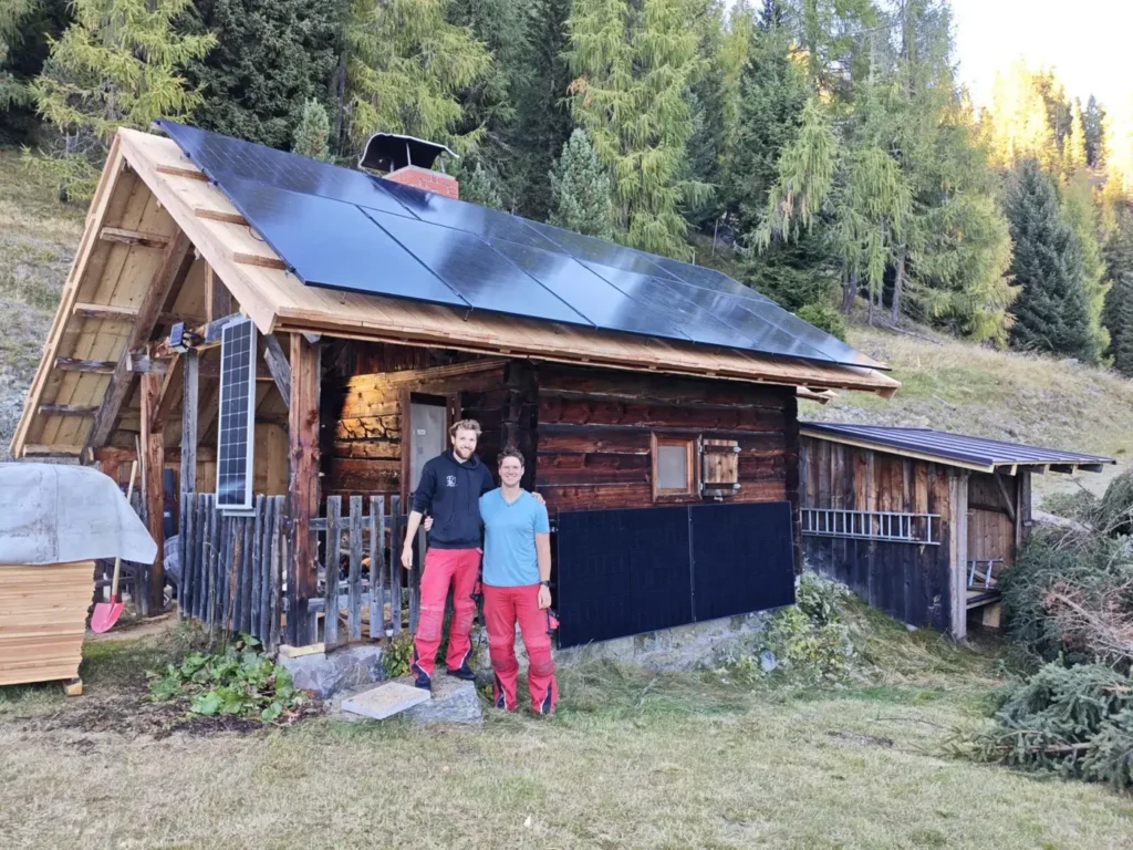 Michi und Andi vor der fertigen Berghütte auf 2.000 Metern