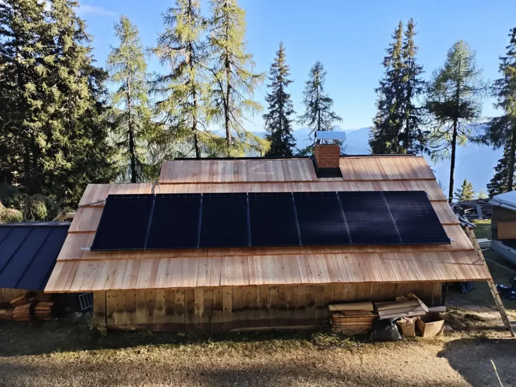 Alte Scheune mit neuem Holzdach und Full-Black-PV-Modulen