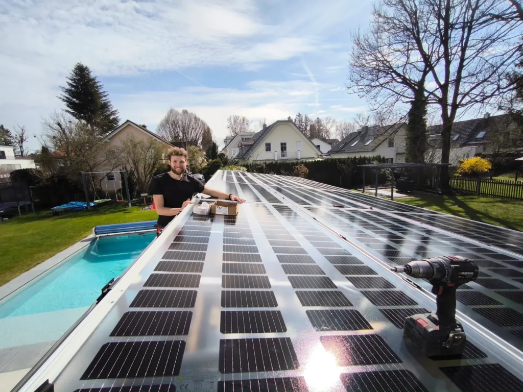 PV-Anlage auf einem Flachdach im Raum München – Montage durch Renewable Bloom