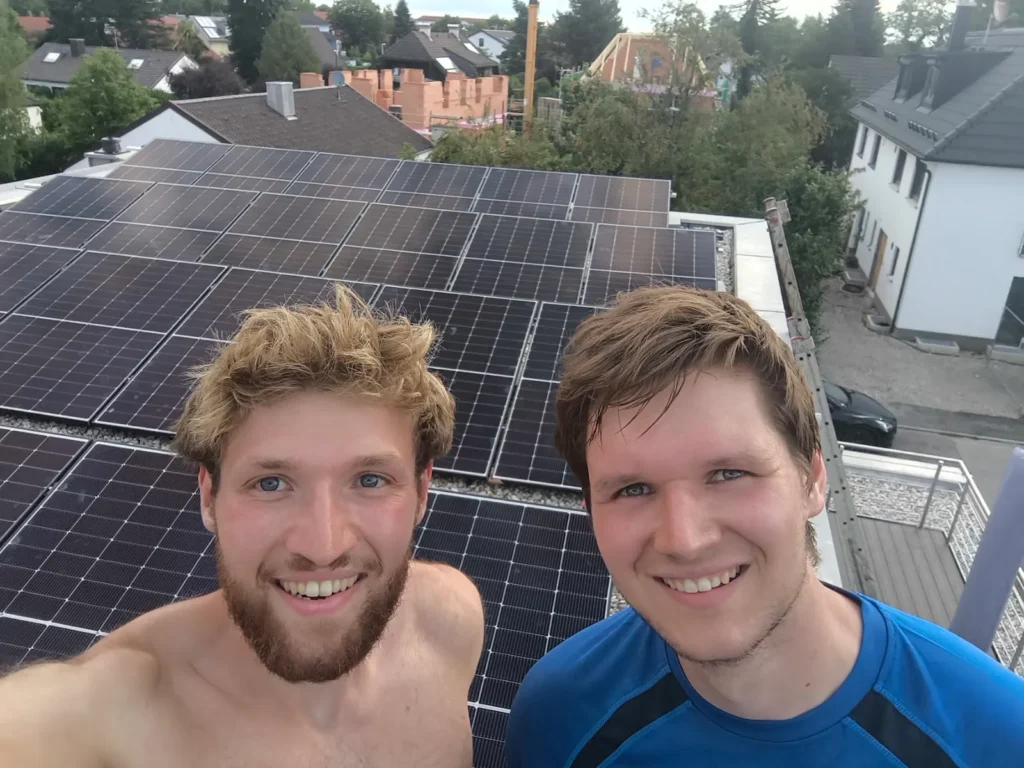 Team von Renewable Bloom auf dem Dach vor einer fertigen PV-Anlage
