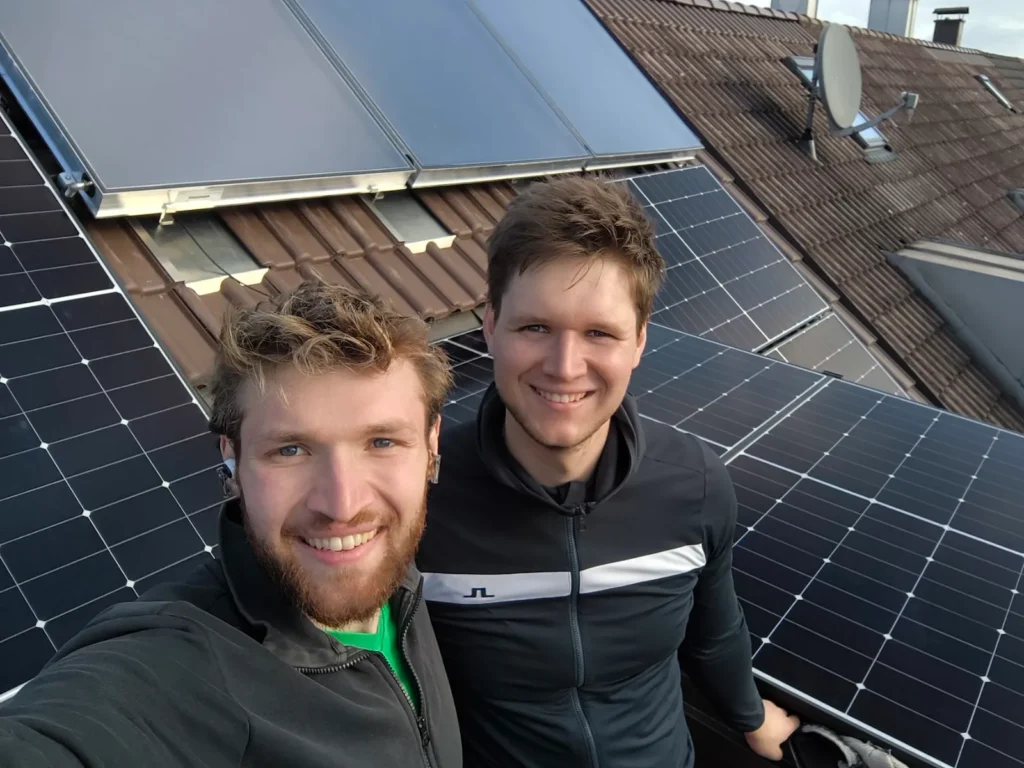 Fertig montierte schwarze Solarmodule – Team Renewable Bloom