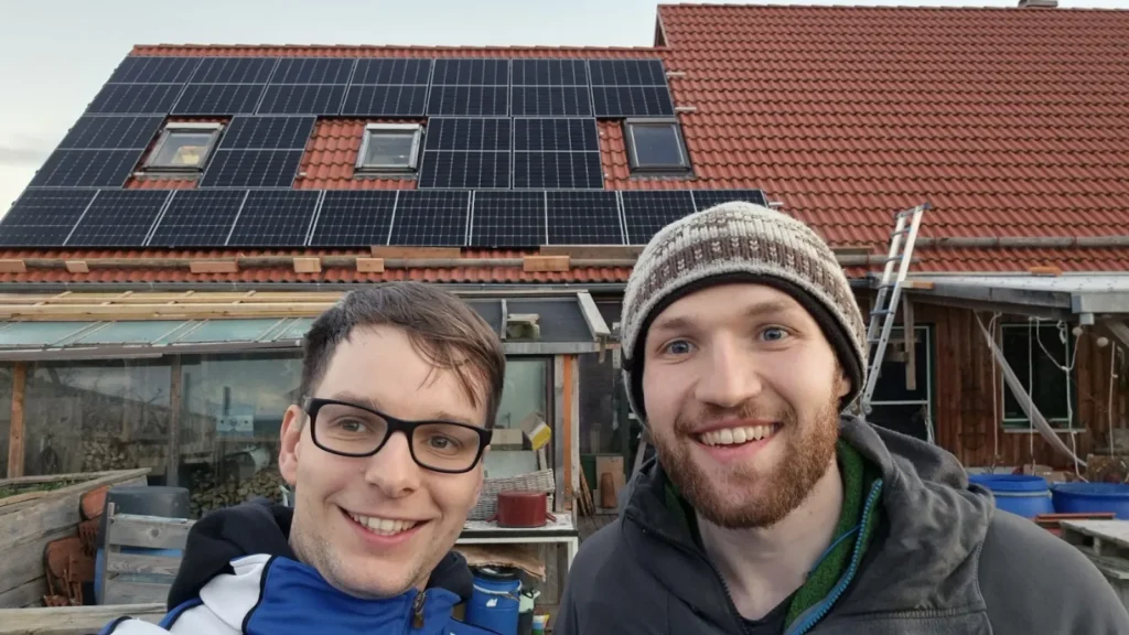 Team vor einer fertigen Photovoltaikanlage auf einem Einfamilienhaus
