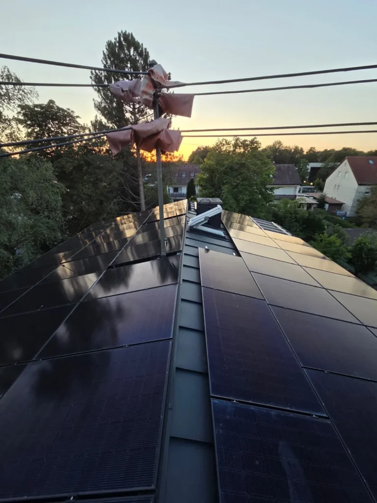 PV-Anlage mit 24,9 kWp und Full-Black-Modulen auf flachem Dach mit Süd- und Nordseite