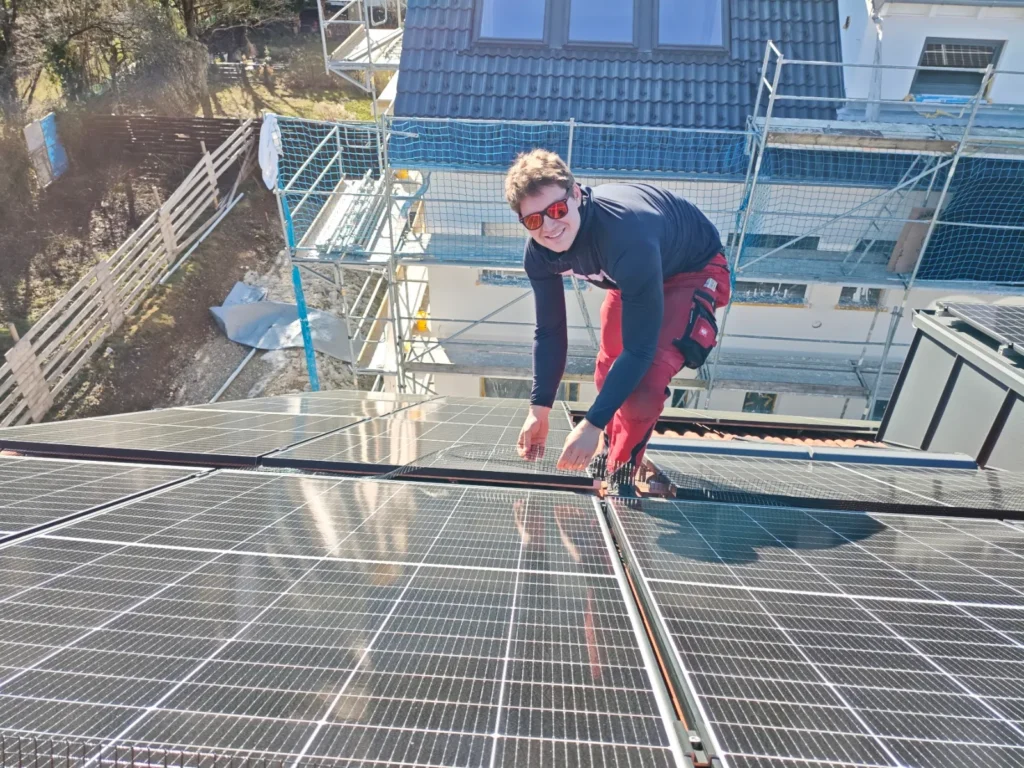 Andi von Renewable Bloom bei der Modulmontage
