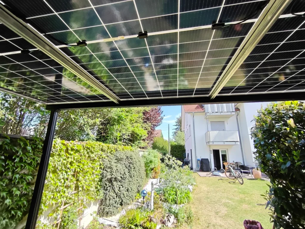 Solar-Terrassenüberdachung im Garten